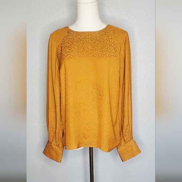 Nine West Long Sleeve Beautiful Gold Key Hole Back Blouse Size Medium - Picture 1 of 7
